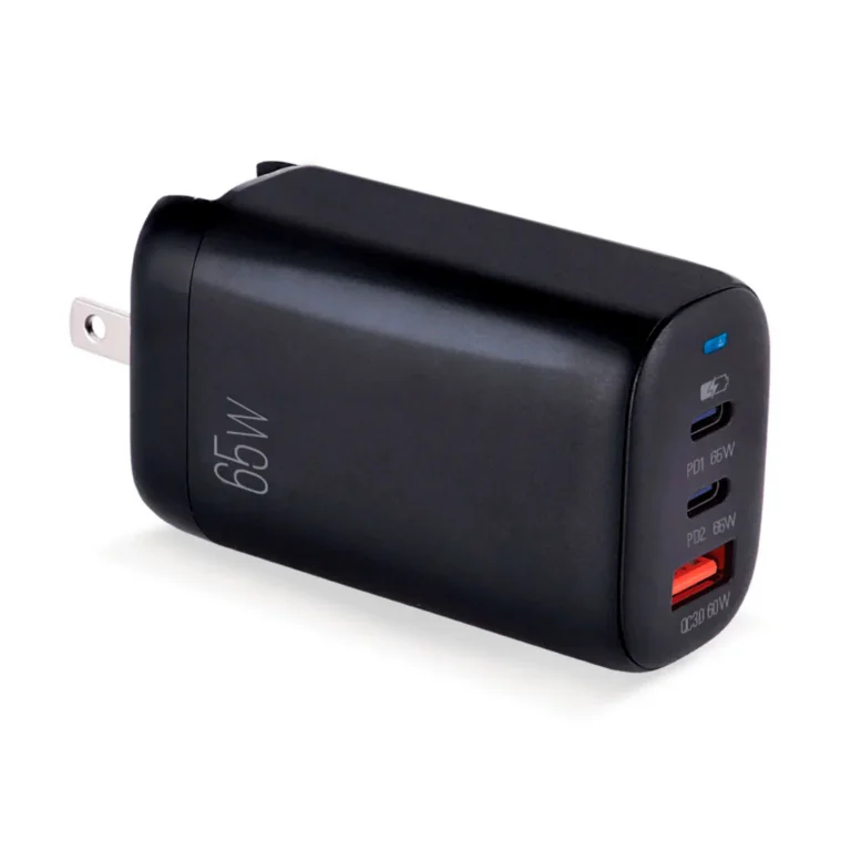 Cargador de pared Argom Tech Volta P8 de 65 W GaN III con puertos USB-Cx2 + USB-A y enchufe plegable ARG-AC-0126BK