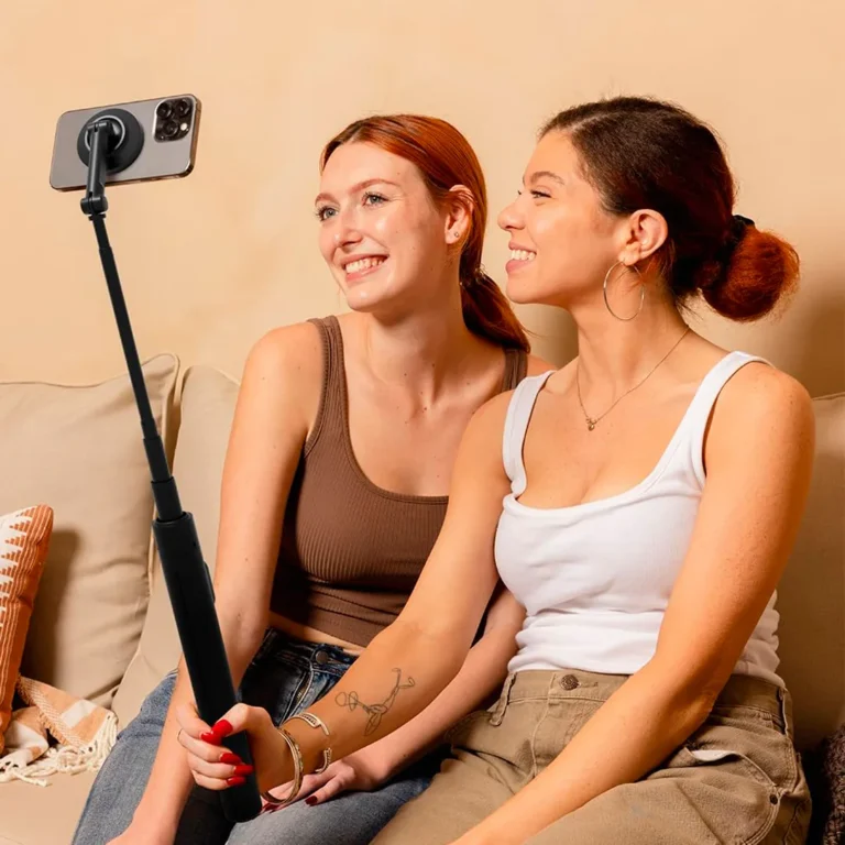Trípode magnético KraftGeek 65" H desplegado JustTap para iPhone – imagen 2