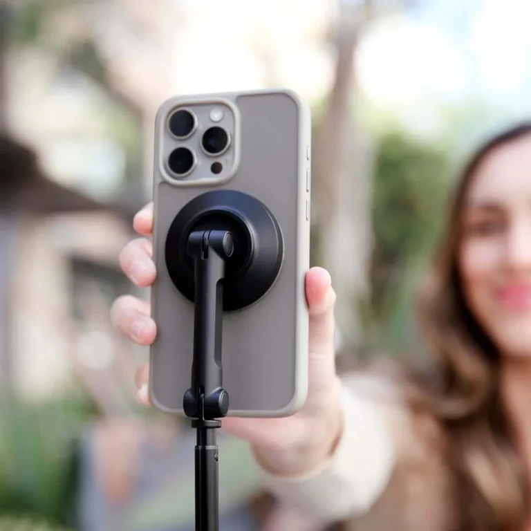 Trípode magnético KraftGeek 65" H desplegado JustTap para iPhone – imagen 3